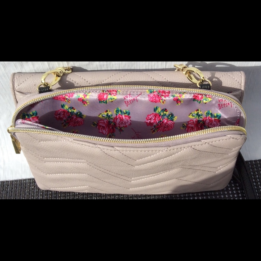 Betsy Johnson Quilted Zig Zag purse w/heart mirror